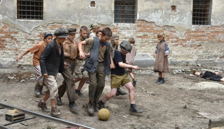 Film Nabarvené ptáče, který se natáčel i v Brně, bude bojovat o ocenění na festivalu v Benátkách