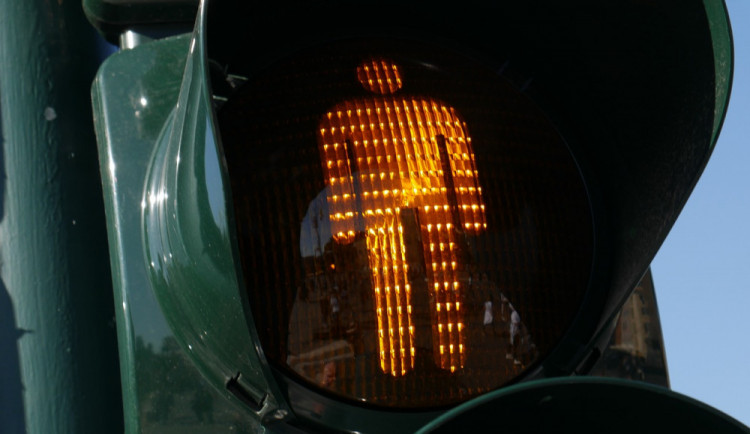 Sedmiletý chlapec vběhl na přechod pro chodce, kde se střetl s autem. Skončil v nemocnici