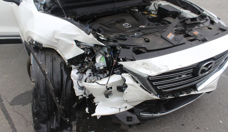 Cizinec nedal přednost řidiči dodávky, který jel po hlavní silnici. Nehodou vznikla škoda za 400 tisíc korun