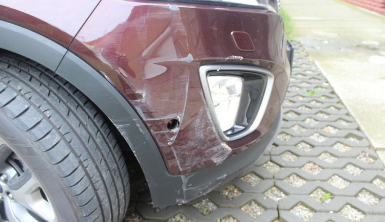 Dřevotřísková deska poškodila auto jedoucí po dálnici D46. Vznikla škoda za 30 tisíc