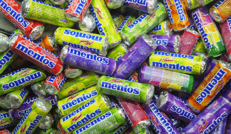 Zloděj sebral z nákladové rampy supermarketu stovky balení bonbonů