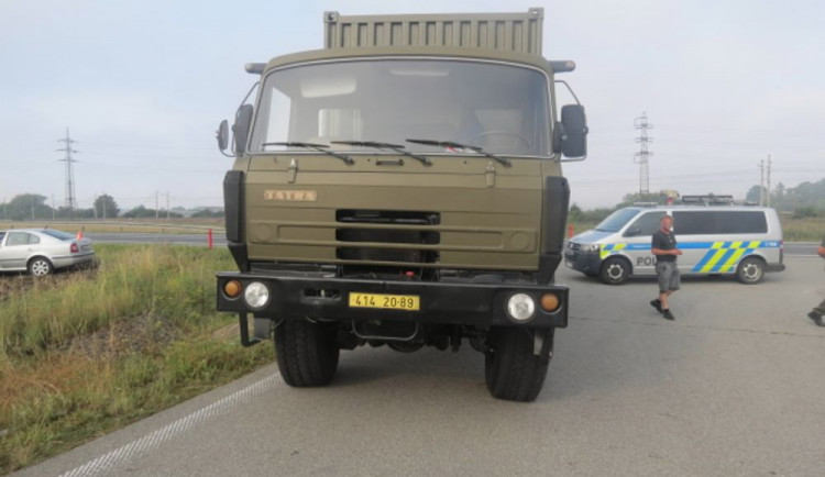 Řidička se dívala do zpětného zrcátka a nevšimla si, že řidič Tatry před ní změnil směr. Došlo ke srážce