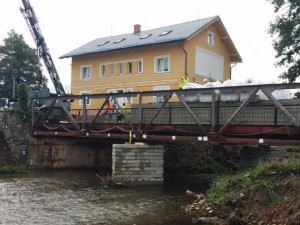 Most určený k demolici posloužil vědcům při extrémní zátěžové zkoušce. Unesl 460 tun