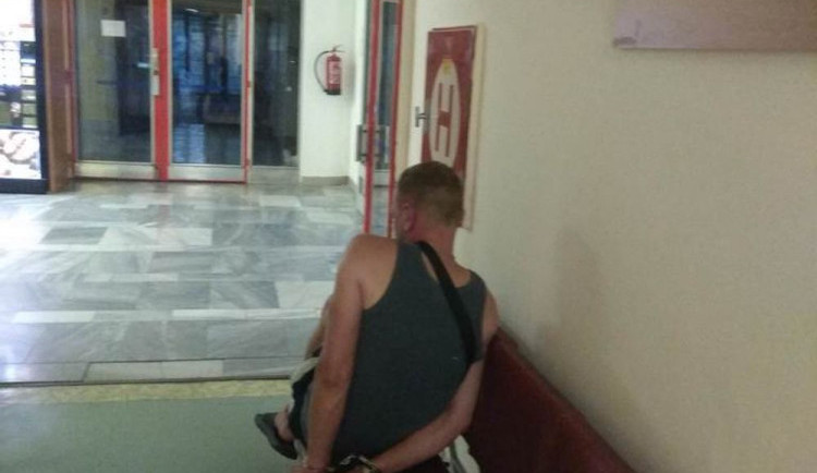Opilý muž před azylovým domem slovně napadal kolemjdoucí. Nadýchal přes tři promile a skončil v poutech