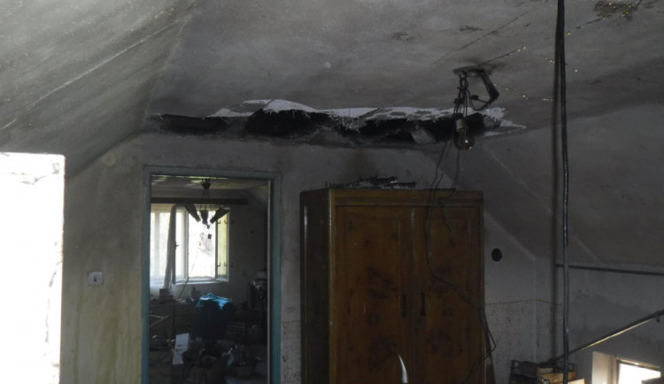 FOTO: Hasiči likvidovali požár rodinného domu a přístavby. Oheň se rozšířil i na sousední louku
