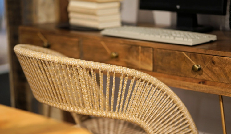 Zloděj ukradl sedmnáct tisíc z šuplíku v neuzamčeném pokoji ubytovny