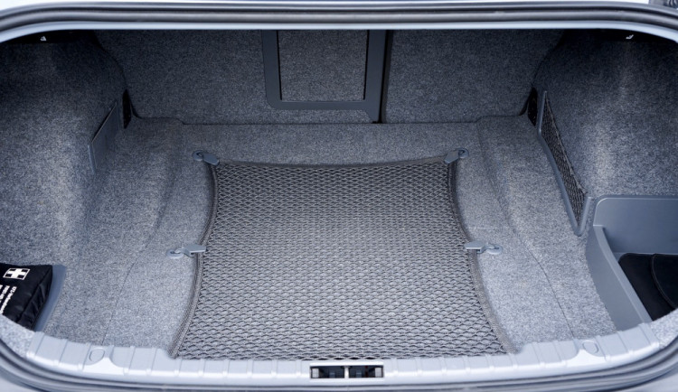 Muži se vloupali do auta, sebrali tašku, kterou hodili do Moravy. Psovod je brzy vypátral