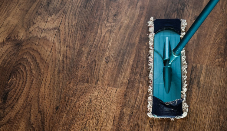 Agresor napadl mladíka násadou od smetáku. Nakonec ho pokousal v oblasti břicha a hrudníku