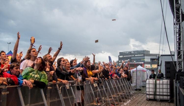 FOTOGALERIE: Létofest letos přilákal davy lidí, neodradily je ani bouřkové mraky a občasný déšť