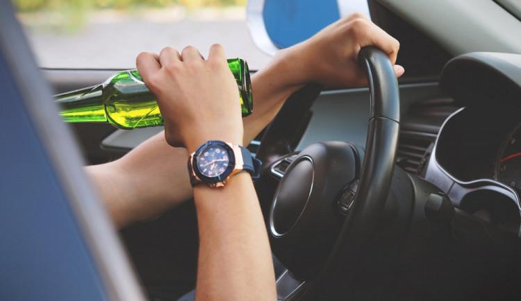 Mladík zaparkoval auto a pustil nahlas hudbu. Přilákal tím strážníky, kteří zjistili, že je opilý