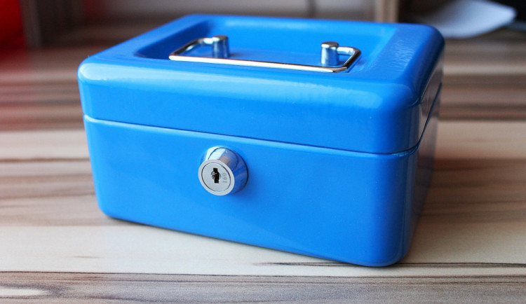 Zloděj sebral z ložnice rodinného domu příruční trezor. Uvnitř byly zlaté šperky a peníze