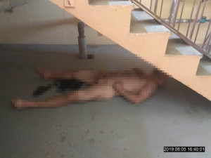 Opilý a nahý muž se ukájel pod schody v panelovém domě. Nebylo to poprvé