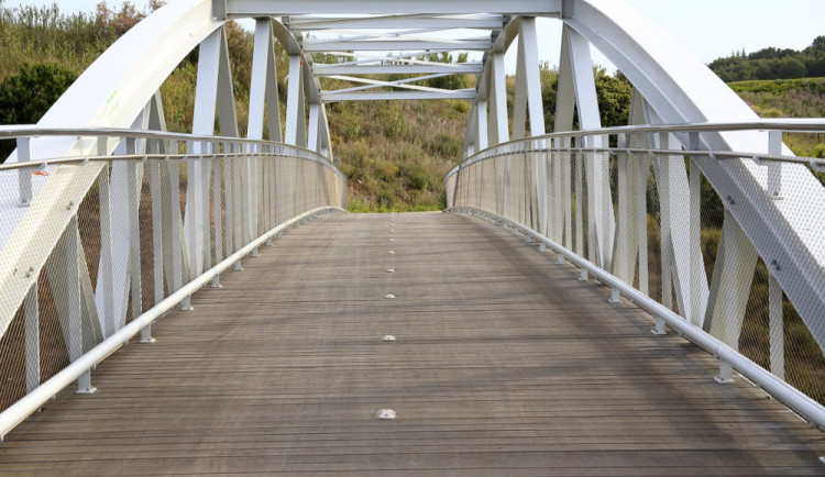 Zloděj ukradl dva díly zábradlí mostu, který vede přes dálnici D35