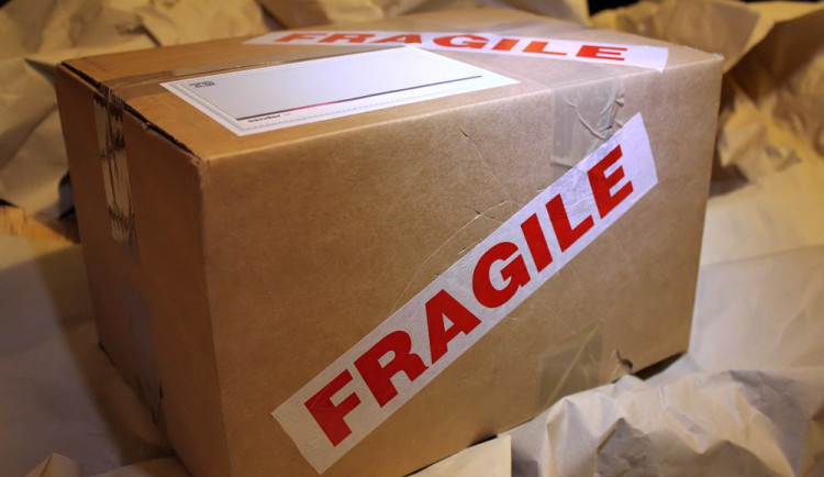 Majitel firmy se doručovateli pomstil za pozdě doručený balík. Mladík mu na oplátku poškodil zvonek