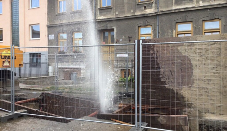 Z výkopu v křižovatce ulic Českobratrská a Republikánská tryskala voda