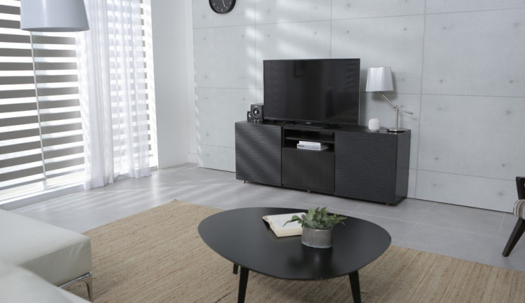 Zloděj přelezl zeď a po lešení se dostal do bytu, ze kterého ukradl televizi