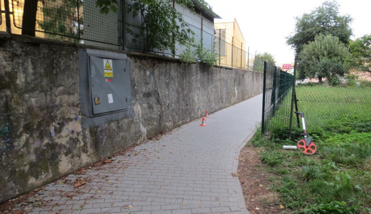 Opilý cyklista nezvládl jízdu po chodníku a naboural do zdi. Poté co upadl na chodník, skončil v nemocnici