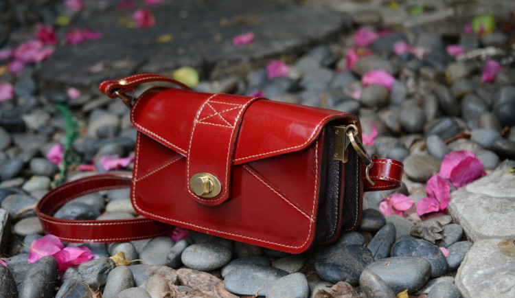 Žena zapomněla na zahrádce čerpací stanice kabelku. Když se pro ni vrátila, už ji nenašla