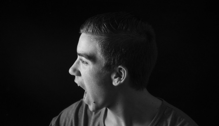 Opilý muž křičel na svou manželku, nadával a házel po ní věcmi. Když mluvila se strážníky, chtěl ji zatáhnout zpět do domu