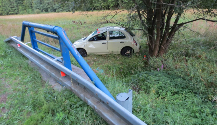 Senior se během řízení sehnul pro mobil, který mu upadl. Poté co havaroval, ho do nemocnice přepravil vrtulník