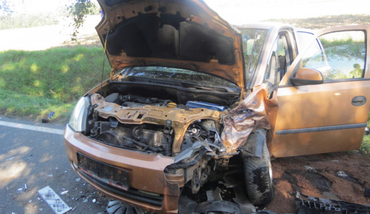 Řidič při předjíždění skupinky chodců přejel do protisměru a naboural do Opelu. Čtyři lidi skončili v nemocnici