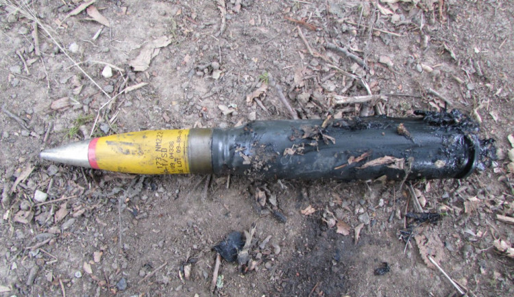 Chlapci pomocí magnetu vylovili z rybníčku náboj pro kanony