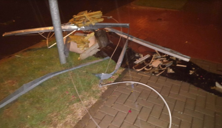 FOTO: Po vlně silných bouřek, které se prohnaly krajem, hasiči vyjížděli k téměř dvaceti událostem