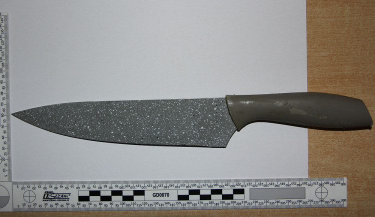 Opilý a polonahý muž se na parketu oháněl nožem. Na taneční zábavu dorazil s malým dítětem