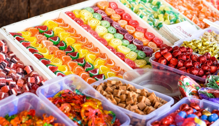 Do kiosku s občerstvením se oknem vloupal zloděj. Odnesl si cukrovinky, cigarety i hračky