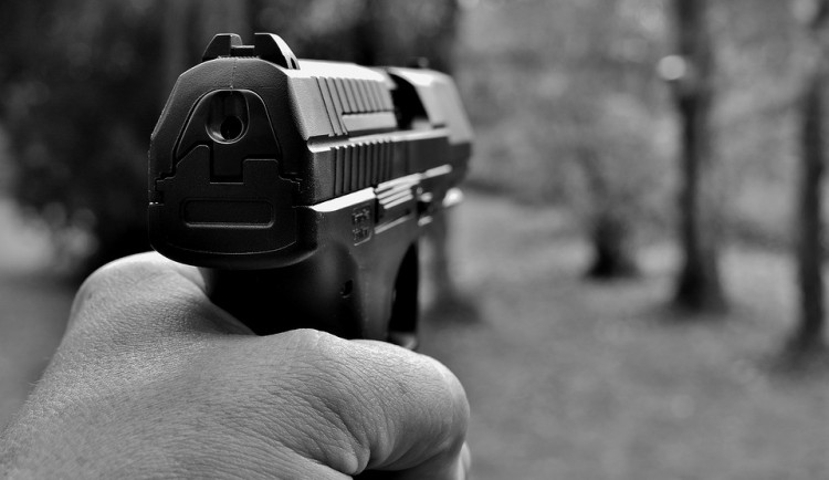 Opilý senior vystřelil z plynové pistole. Střelbě předcházel incident s mladším párem
