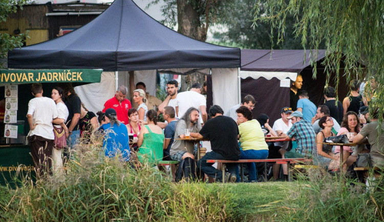 Minipivovary, řemeslně vařená piva, dobrá hudba a kvalitní program. V Olomouci se budou konat Chmelovy dožinkê