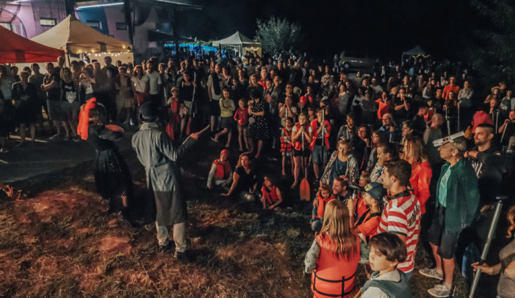 Olomoucký festival Řeka má duši přilákal stovky lidí. Ti se v noci plavili na raftech po Moravě