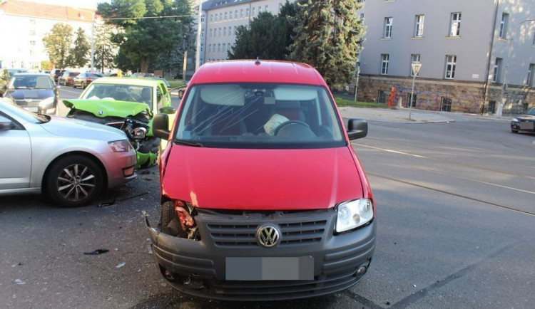 V jedné z olomouckých křižovatek došlo včera ke srážce tří aut. Vznikla škoda za 230 tisíc korun