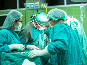 Kauza lékařů podezřelých ze smrti pacienta v Přerově míří ke krajskému soudu