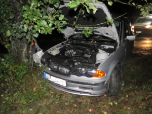 Alkoholem posilněný řidič nezvládl jízdu na mokré vozovce a naboural do stromu
