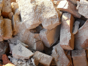 Zloděj se na stavbu proboural přes nově postavenou zeď, šel najisto