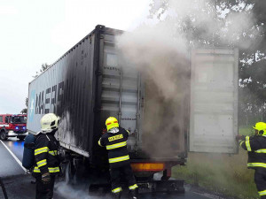 FOTO: Mezi Šternberkem a Bruntálem hořel návěs kamionu