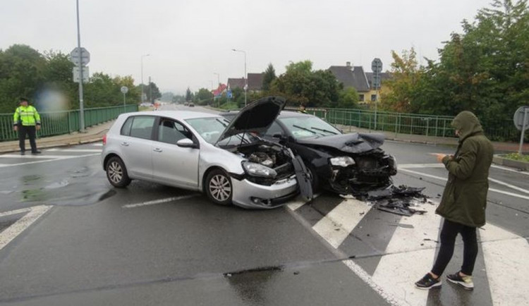 Řidička na křižovatce nedala přednost v jízdě a nabourala do projíždějícího auta