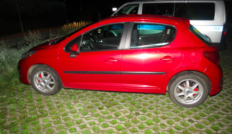 Opilý mladík vezl v peugeotu devět lidí. Desátého, který cestoval na kapotě, auto přejelo