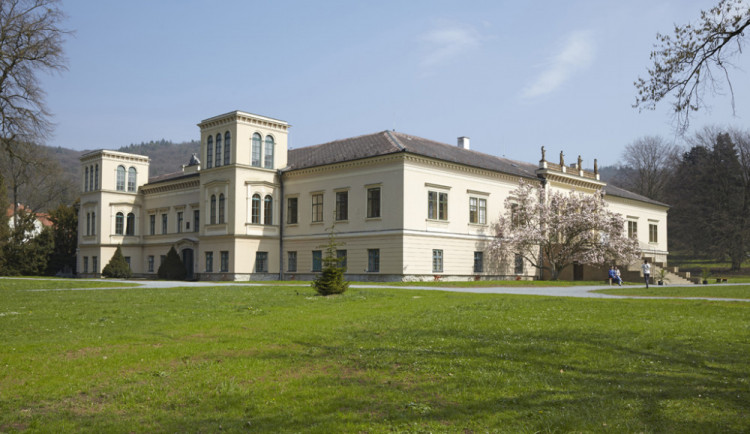 VIDEO: Zámek v Čechách pod Kosířem může vyhrát v anketě Památka roku 2019. Probíhá hlasování