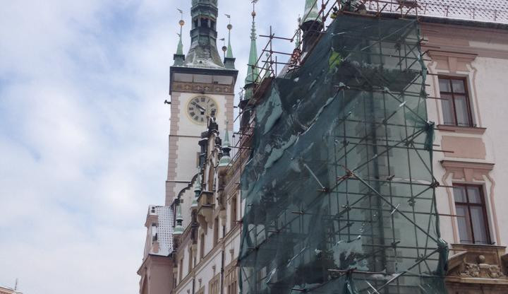 Opilý muž a žena vylezli na lešení u olomoucké radnice. Skončili na záchytce