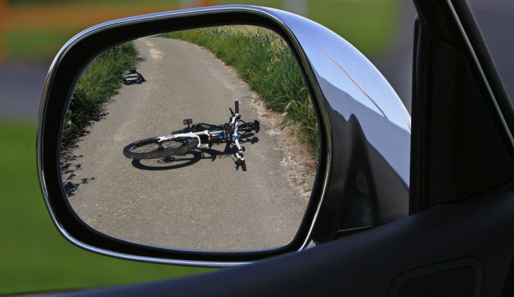 Řidič přehlédl osvětlenou cyklistku v reflexní vestě. Žena dopadla na čelní sklo a byla převezena do nemocnice