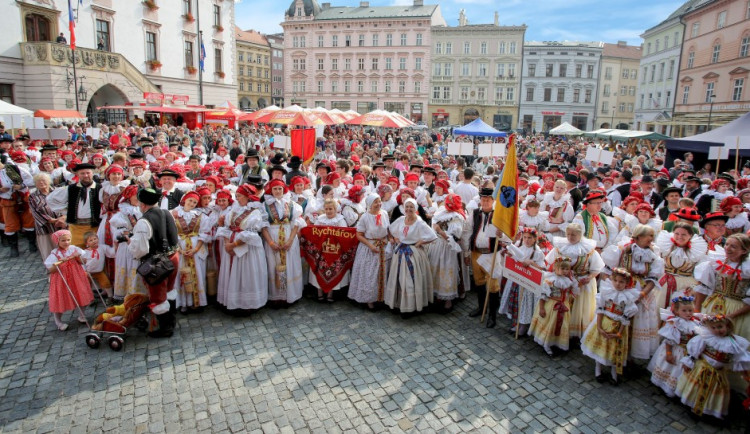 Na putovním folklorním festivalu Setkání Hanáků se představí dvě stovky krojovaných muzikantů a tanečníků