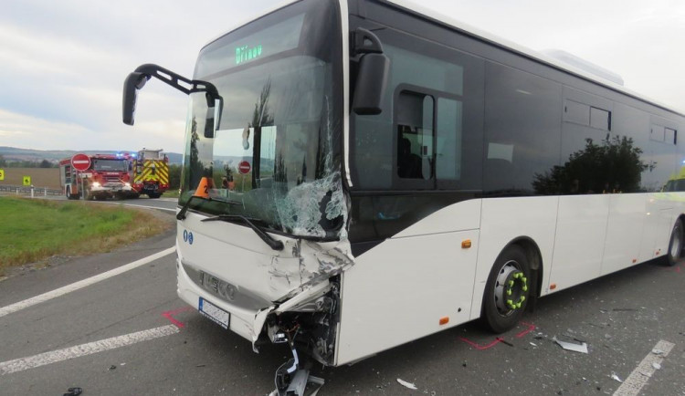 Senior vjel do křižovatky v době, kdy projížděl autobus. Řidič auta byl po srážce zaklíněn s vážným zraněním