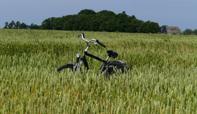 Cyklista s téměř dvěma promile v krvi spadl z kola na silnici a skončil v nemocnici