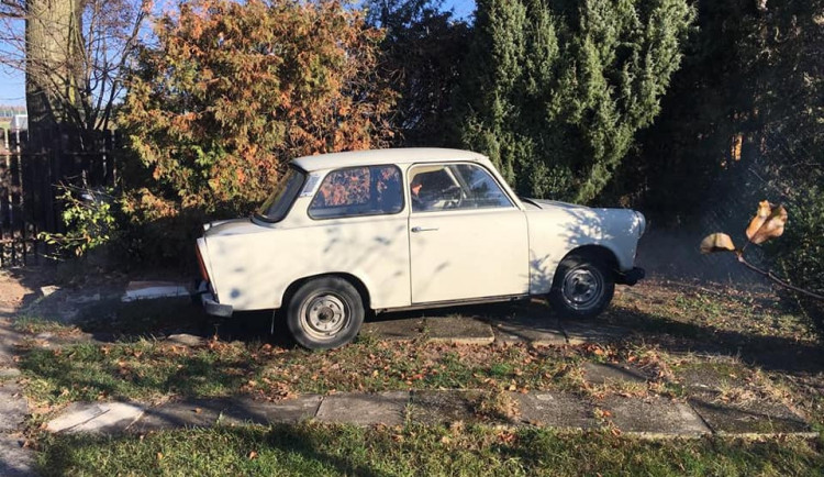 Z parkoviště v Táboře zmizel trabant, policie hledá svědky