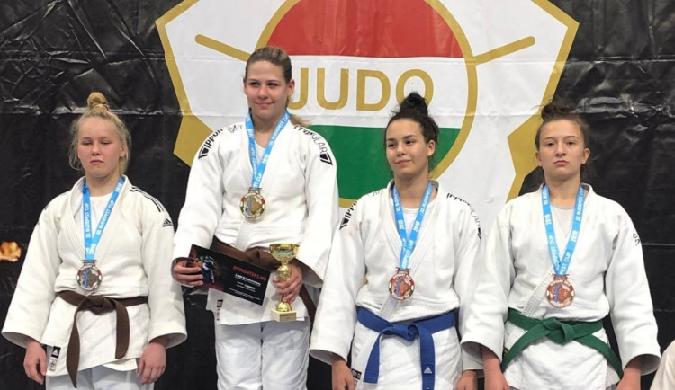 Lucie Pustějovská (vpravo)