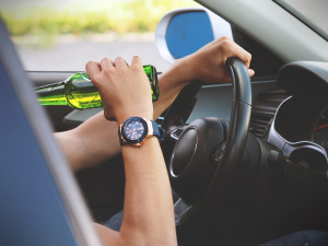 Opilý řidič dostal za jeden večer dva zákazy řízení. Hrozí mu rok ve vězení