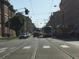 Na kolejích na Masarykově třídě se dnes ráno srazila dvě auta. Provoz tam byl pozastaven