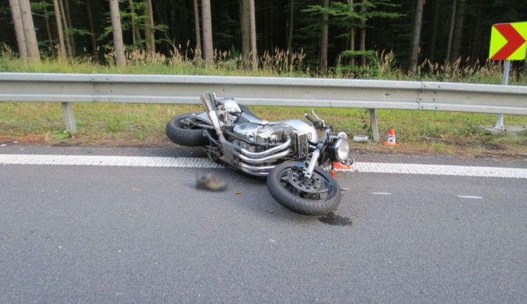 Motorkář dostal v zatáčce smyk a narazil do svodidel. Na místě zemřel